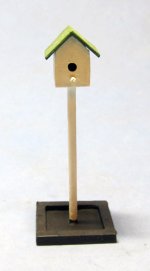 Birdhouse On Pole Half-inch scale