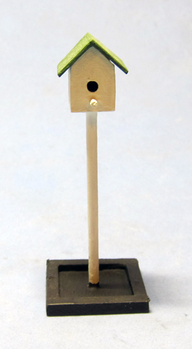 Birdhouse On Pole Half-inch scale - Click Image to Close